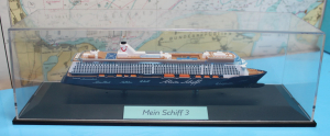 Cruise ship "Mein Schiff 3" TUI Cruises full hull in showcase (1 p.) ML 2014 in 1:1400